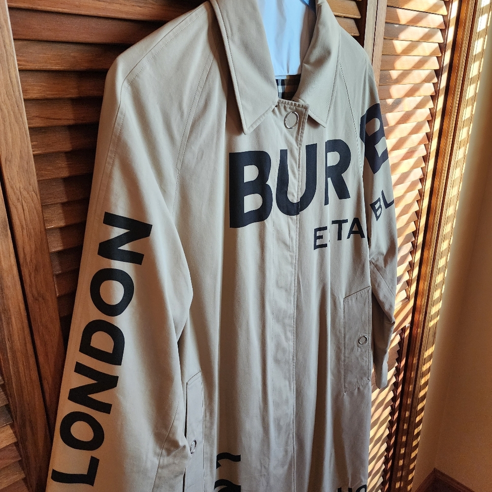 Burberry Tan Coat with Black Lettering - Picture 4 of 16